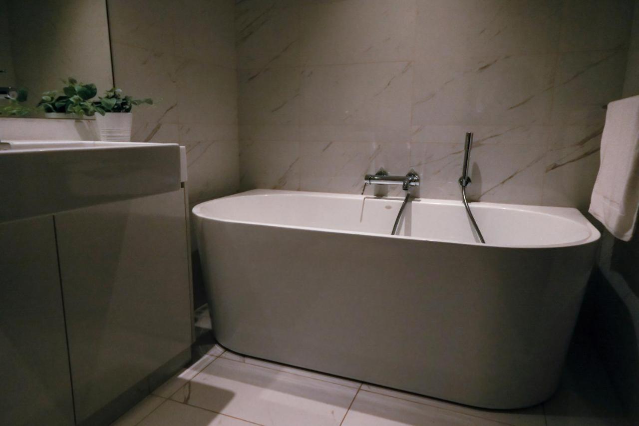 Brand New Water Front Luxury Cinnamon Suites Apartment In Heart Of Colombo City Exterior photo