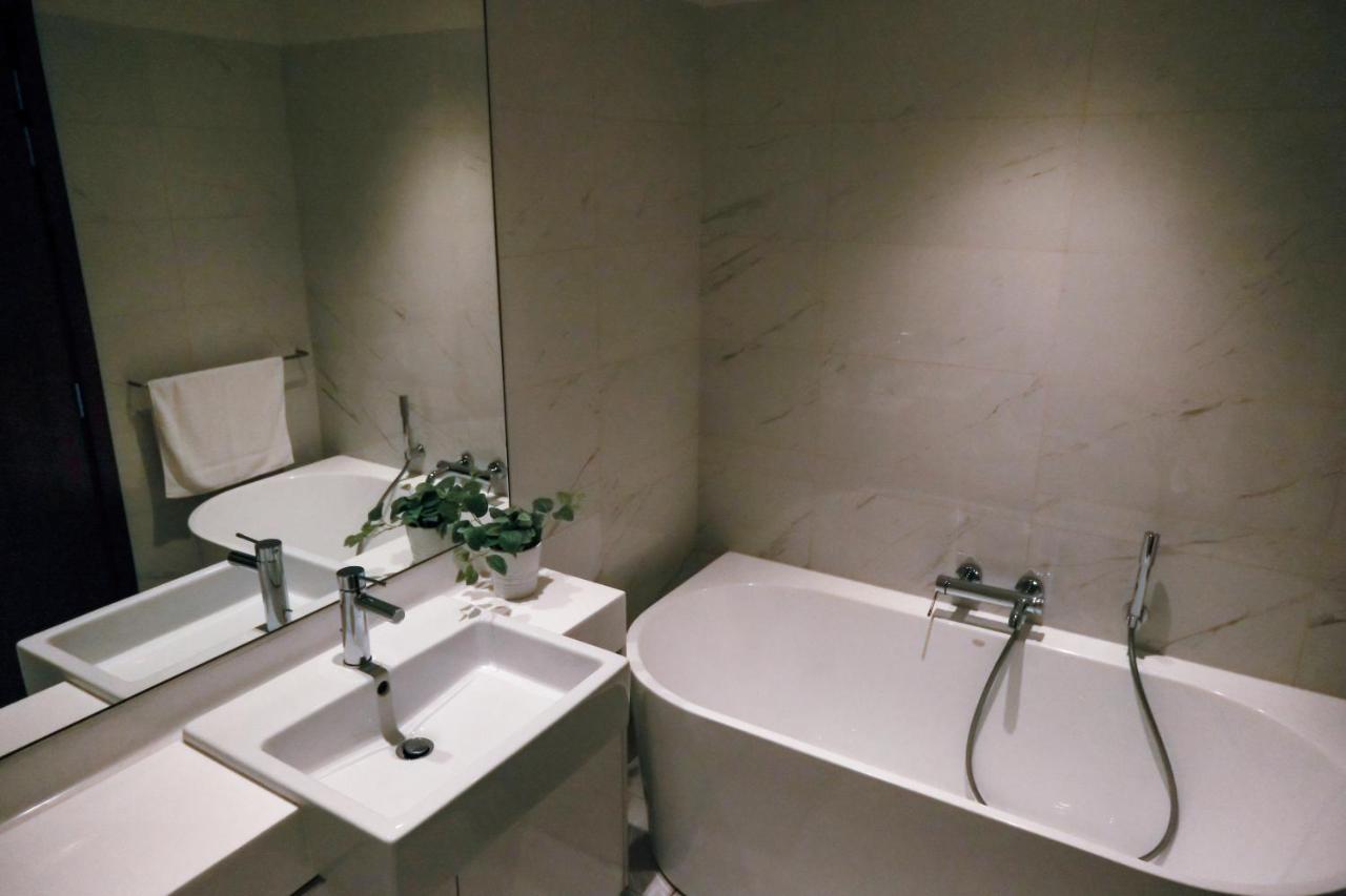 Brand New Water Front Luxury Cinnamon Suites Apartment In Heart Of Colombo City Exterior photo