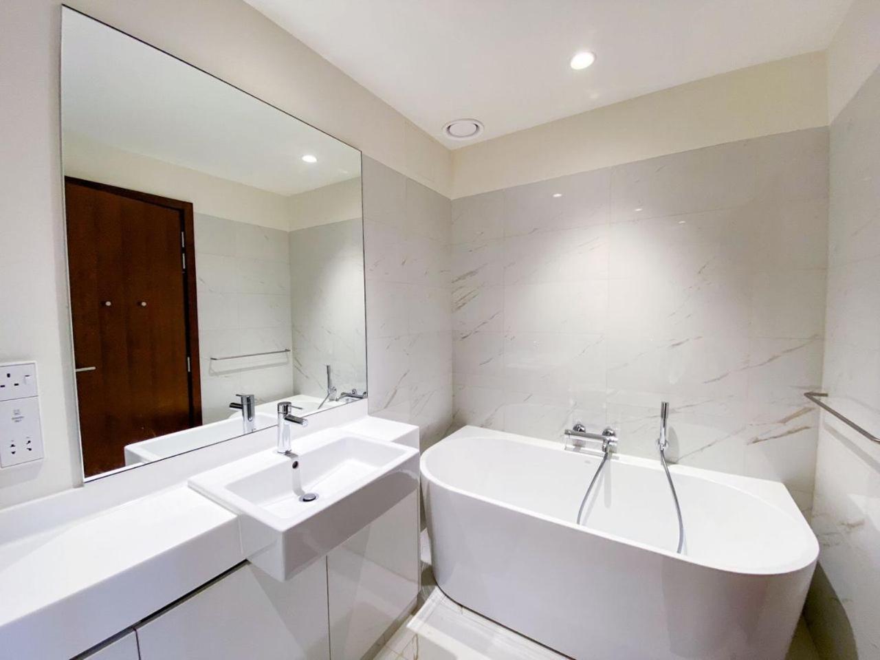 Brand New Water Front Luxury Cinnamon Suites Apartment In Heart Of Colombo City Exterior photo